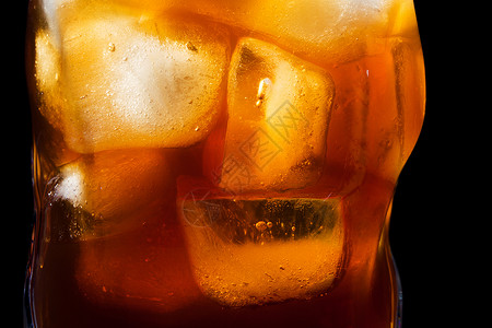 威士忌和冰在一个玻璃封口背景图片