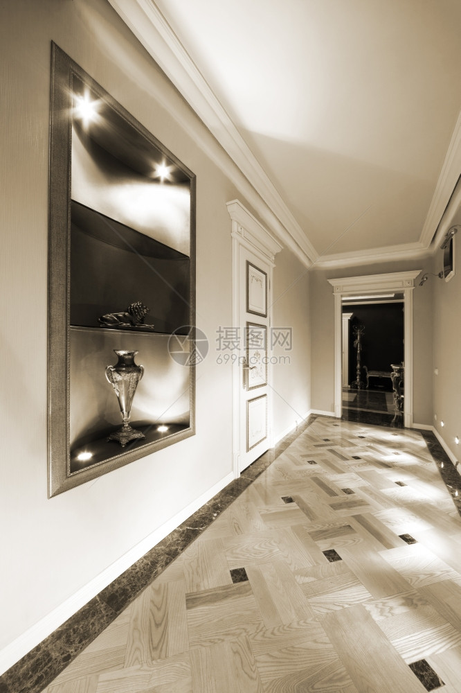 在现代公寓的长和美丽走廊图片
