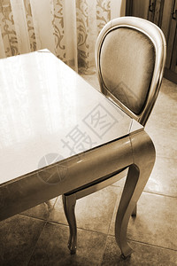 现代公寓厨房的桌子和椅图片