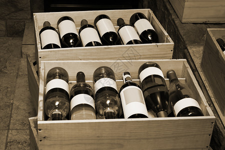 红酒和白在葡萄店瓶装中图片