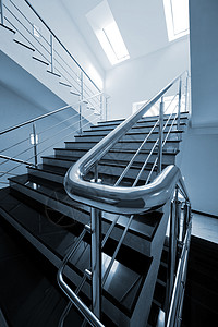 现代建筑中装有钢铁扶手的大理石楼梯背景图片