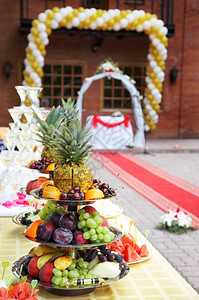 庆祝婚礼桌上的水果图片
