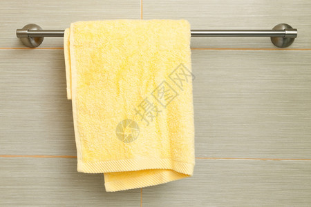 浴室墙上的黄毛巾图片