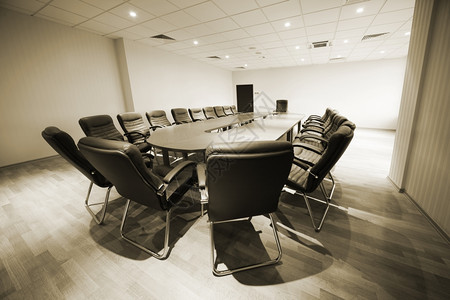 现代会议室的大桌和椅子图片