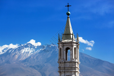 在背景火山中最古老的教堂背景图片