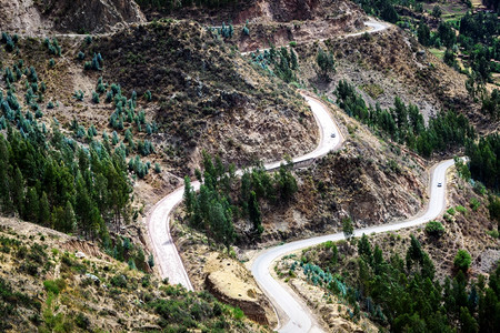 在山路上的汽车图片