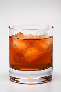 一杯威士忌灰色底有冰的威士忌图片