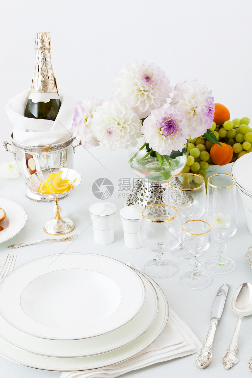 白色背景的餐盘和花朵图片