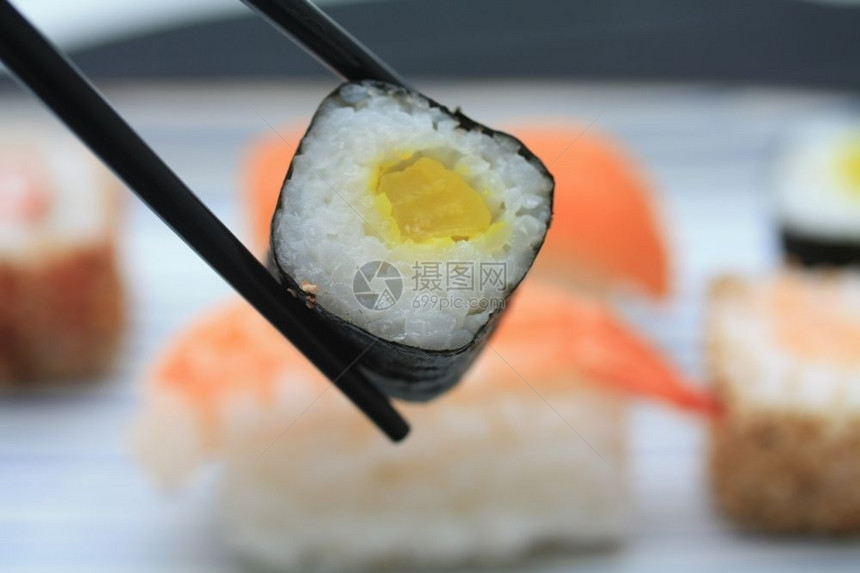 棍子之间的日本传统寿司图片