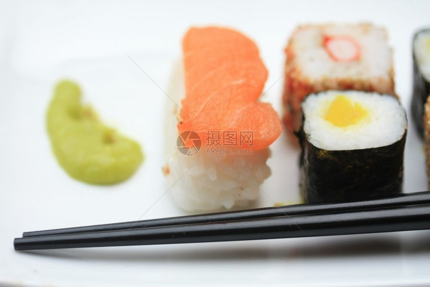 各种寿司Nigirisushi带生鱼拖网的米和Makisushi被称作Nori的薄片海藻包裹米图片