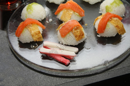尼吉里寿司片大米有鲑鱼或虾头图片