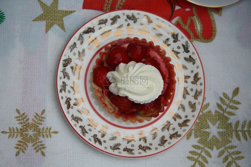 草莓蛋糕圣诞时加奶油图片
