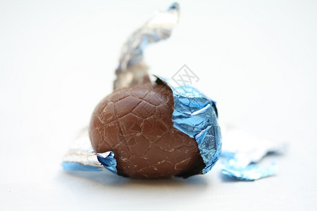蓝色包装的巧克力东面鸡蛋关上图片