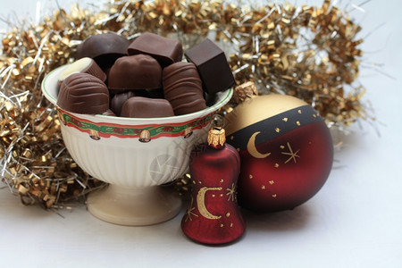 奢华巧克力和圣诞节装饰品图片