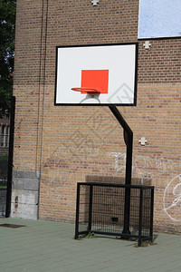 学校操场上的篮球板背景图片