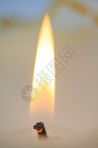 紧贴着燃烧的象牙白蜡烛背景图片