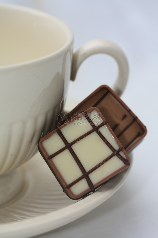 茶杯碟上两个奢华巧克力图片