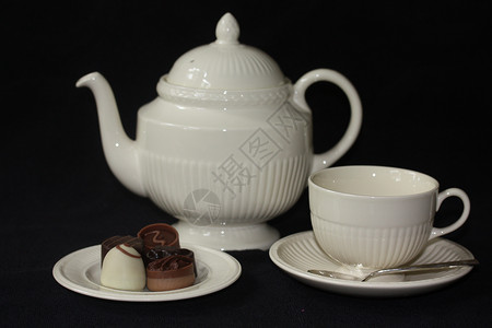 象牙白和巧克力中的茶壶和杯背景