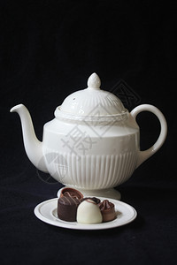 古典象牙白和巧克力茶壶背景图片