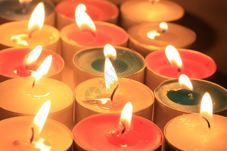 各种颜色的燃烧电动蜡烛集背景图片