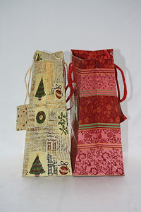 两个装饰的圣诞礼物袋贴有名牌图片