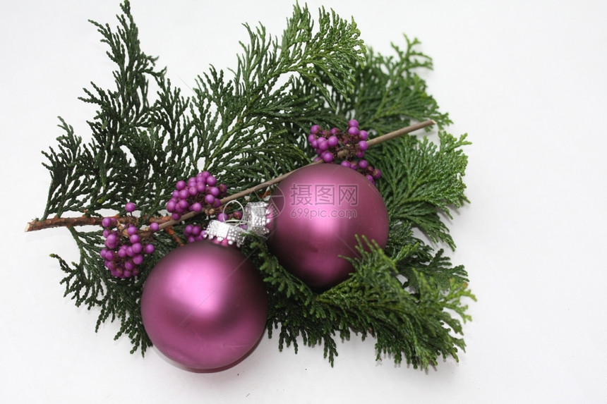 两个紫色的圣诞球和一些紫色的浆果图片