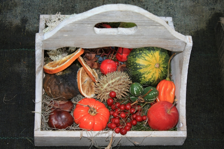 木板箱有典型的秋天水果如南瓜和栗子感恩装饰品图片
