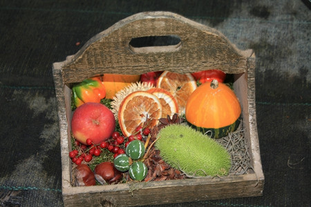 由秋叶水果在木盒子里制作的感谢装饰图片