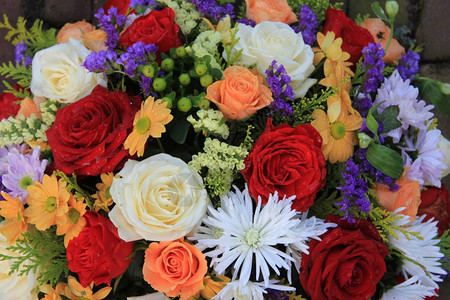 花朵安排以许多明亮的颜色和不同种类的花朵安排图片