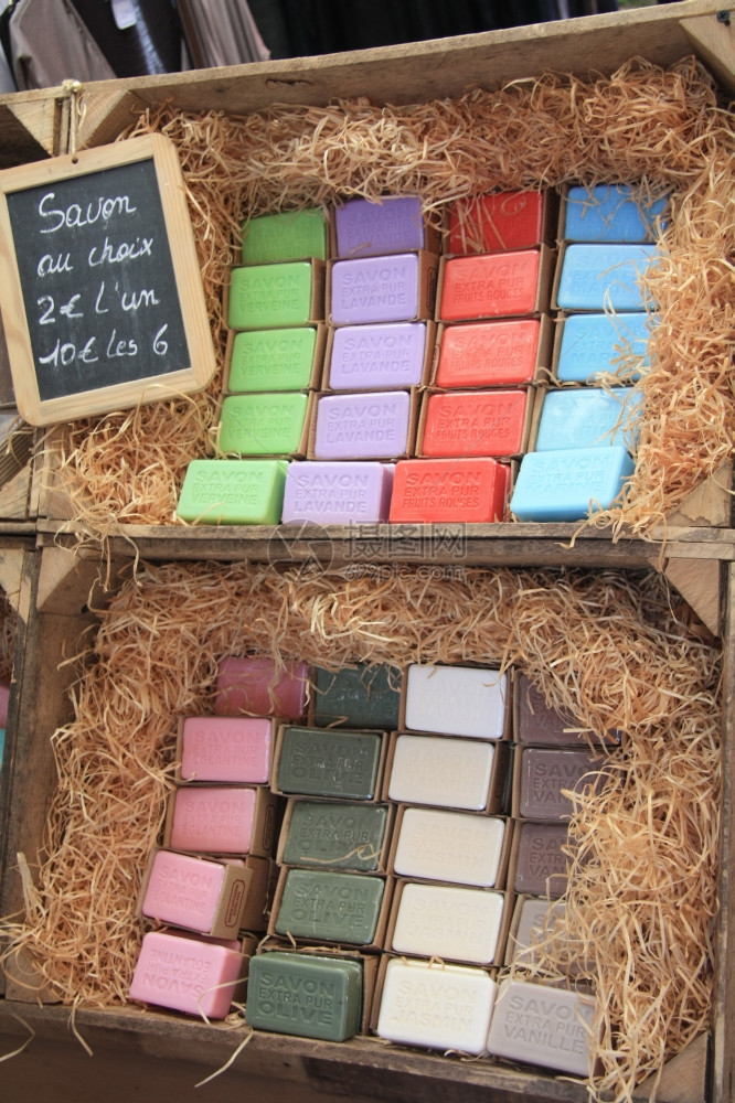 普罗旺斯法兰西市场各种颜色的肥皂条图片