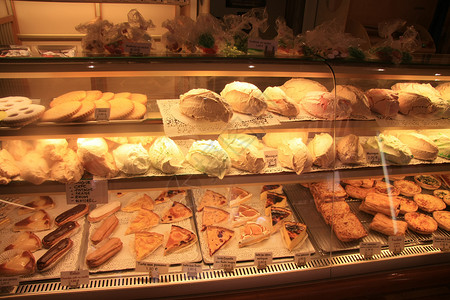 在一个小面包店展示的典型法国糕点图片