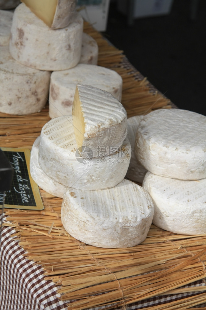 当地市场上展示的法国奶酪图片