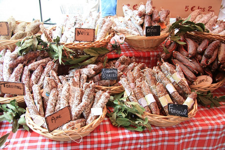 普罗旺斯法国市场的传统香肠图片
