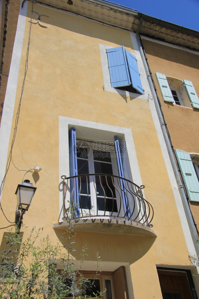 法国普罗旺斯一栋房子的小阳台图片
