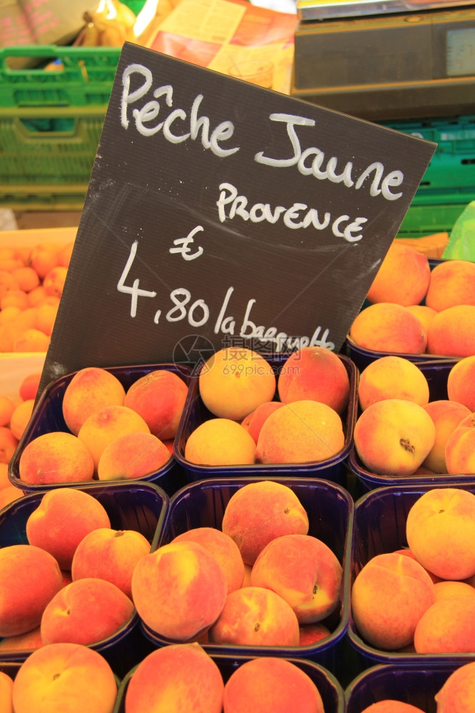 法国市场上大多汁的桃子图片