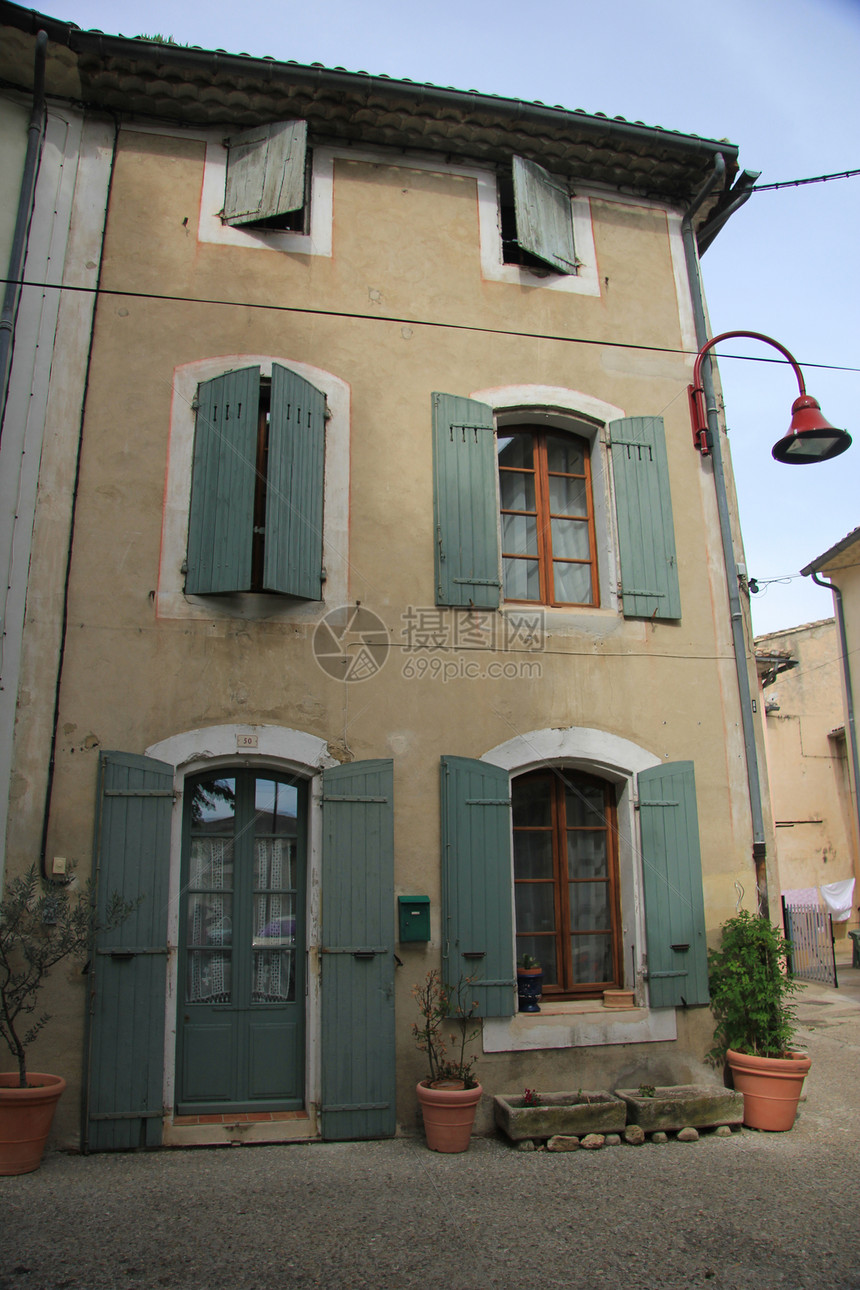在法国典型的被证明是典型的法国式房子窗户上装着木百叶窗的户图片