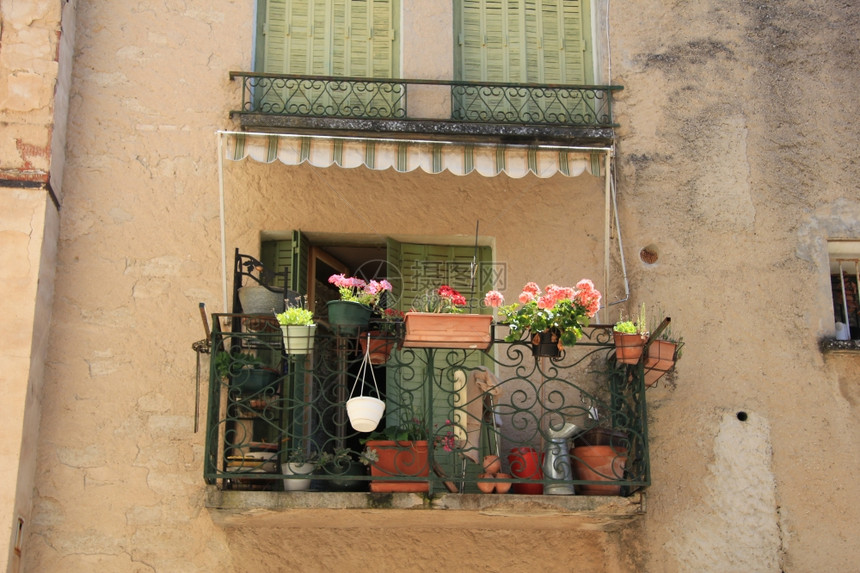 在普罗旺斯带花的小阳台图片