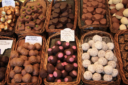 西班牙巴塞罗那市场不同种类的巧克力和菠萝图片