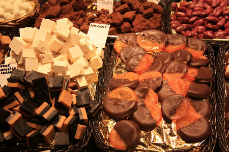 巧克力和不同种类的糖果在西班牙巴塞罗那市场图片