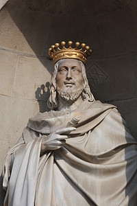 在巴塞罗纳广场的金冠雕像图片