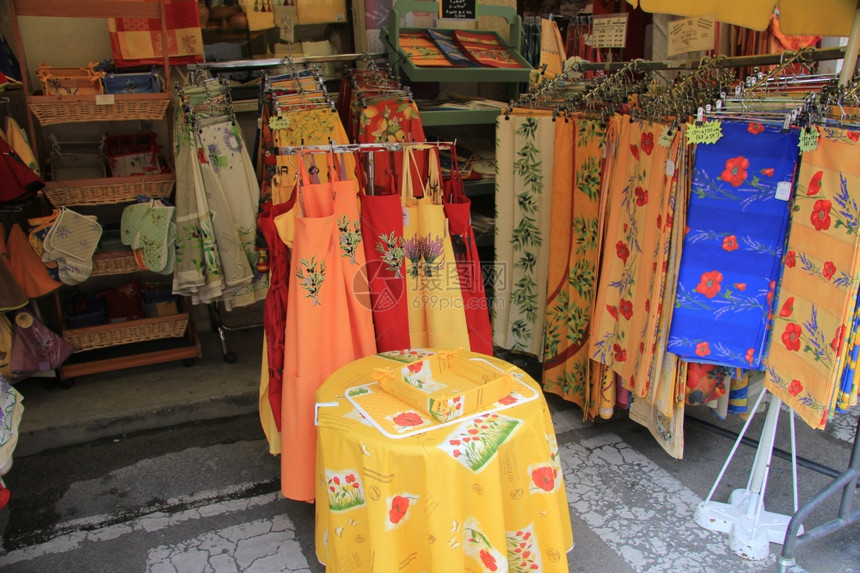 一家商店中不同物品传统模式的典型发证织物图片