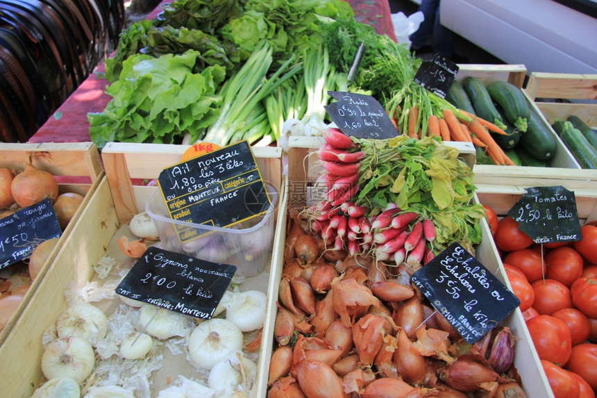 当地法国市场上各种新鲜蔬菜图片