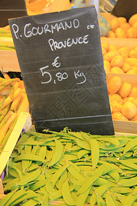 当地法国市场的新鲜雪豆图片