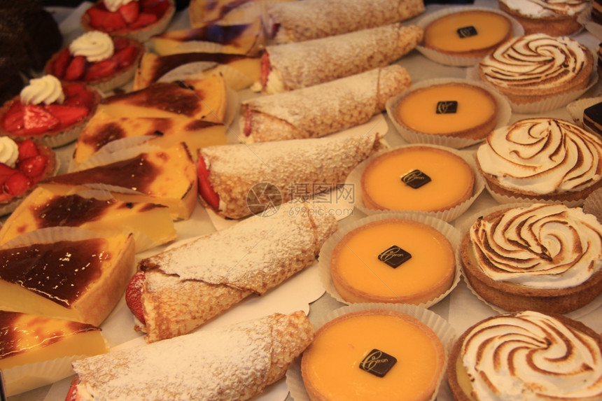 法国普罗旺斯一家商店的各种糕点图片
