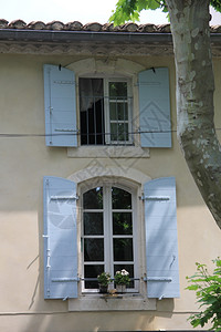 法国普罗旺斯一栋房子的窗图片