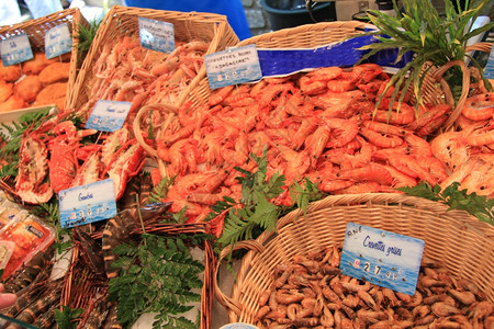 法国当地市场上不同种类的虾图片
