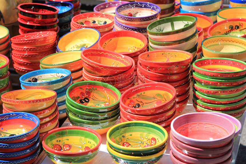 普罗旺斯市场手工制作的彩色陶器图片