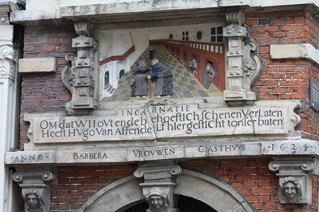 位于内地Haarlem市前医院入口处的一个历史标志图片