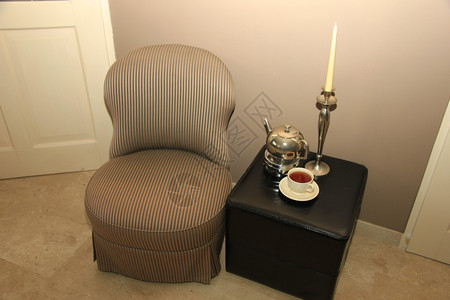 古老的椅子和起居室生活银色食用衣店图片
