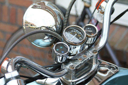 一辆老式摩托车驾驶舱上面有洗手间和生锈的细节背景图片